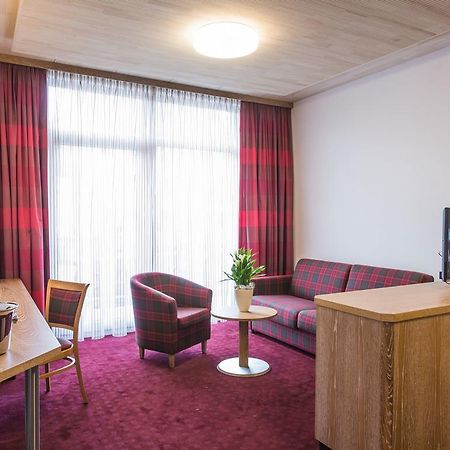 Hotel Kreuz Gaestehaus Und Lauchertbar Mit Terrasse 감메르팅엔 외부 사진