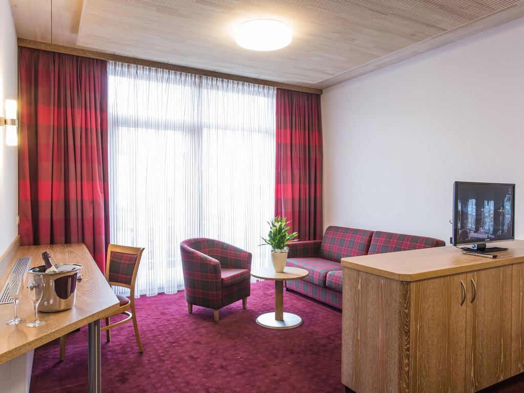Hotel Kreuz Gaestehaus Und Lauchertbar Mit Terrasse 감메르팅엔 외부 사진