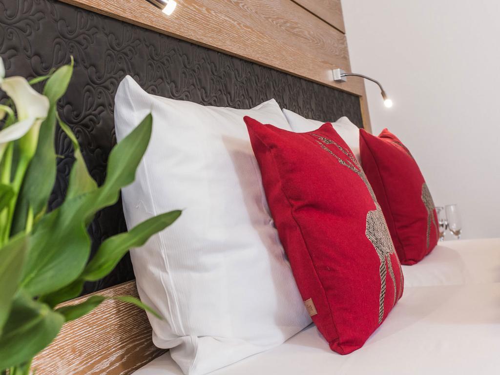 Hotel Kreuz Gaestehaus Und Lauchertbar Mit Terrasse 감메르팅엔 외부 사진