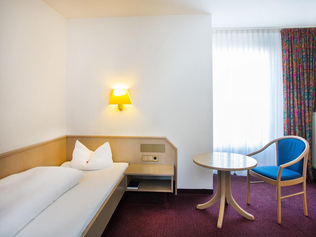 Hotel Kreuz Gaestehaus Und Lauchertbar Mit Terrasse 감메르팅엔 객실 사진
