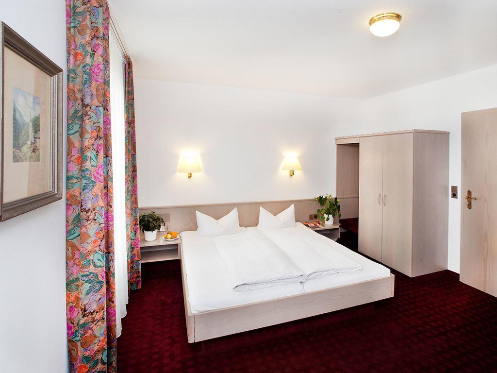 Hotel Kreuz Gaestehaus Und Lauchertbar Mit Terrasse 감메르팅엔 객실 사진
