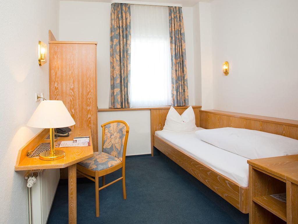 Hotel Kreuz Gaestehaus Und Lauchertbar Mit Terrasse 감메르팅엔 객실 사진